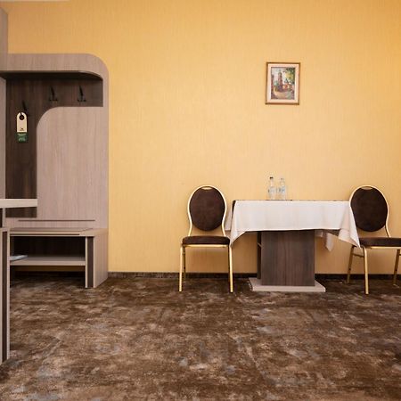 Status Hotel Malekhuv Esterno foto
