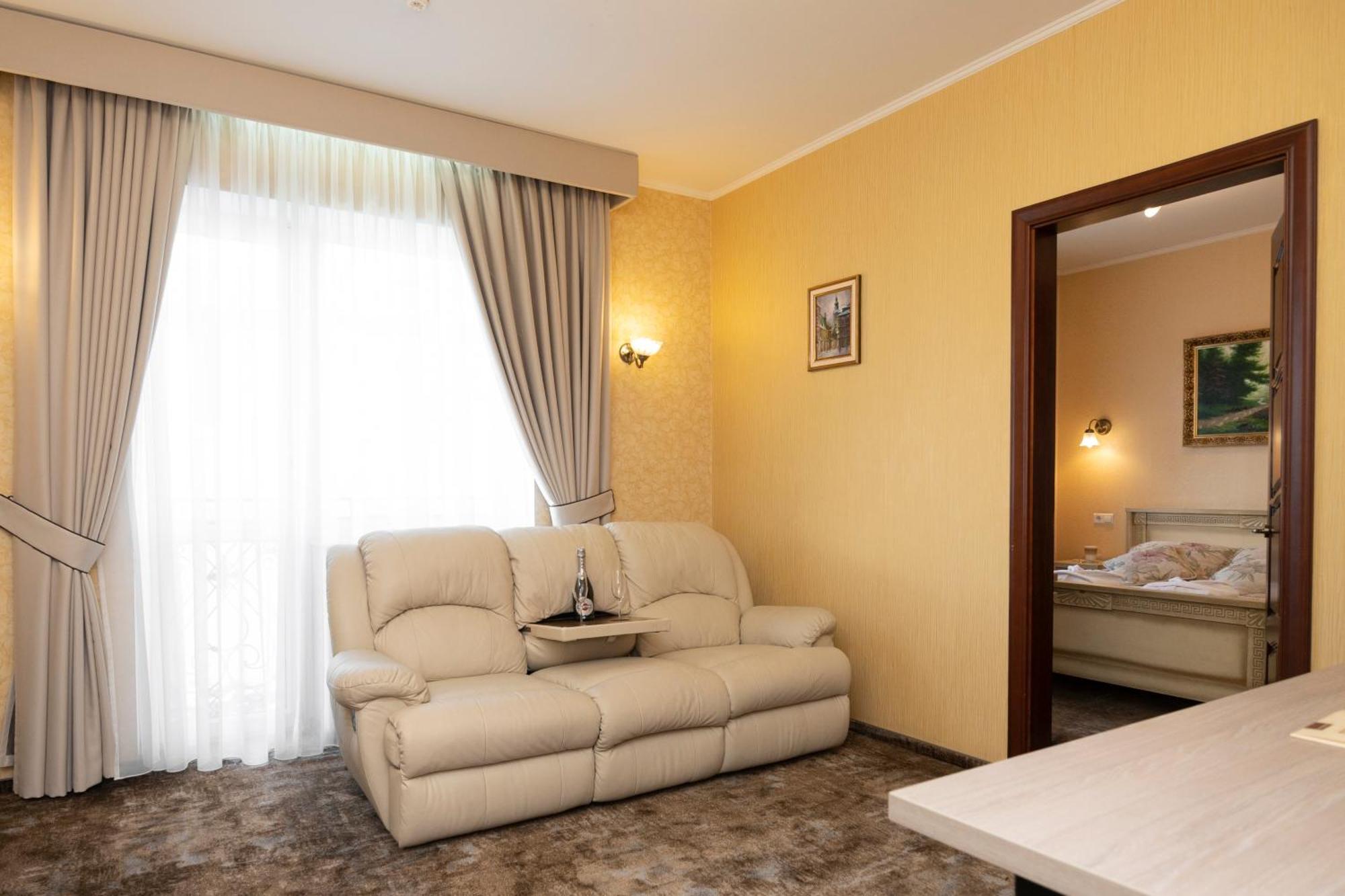 Status Hotel Malekhuv Esterno foto