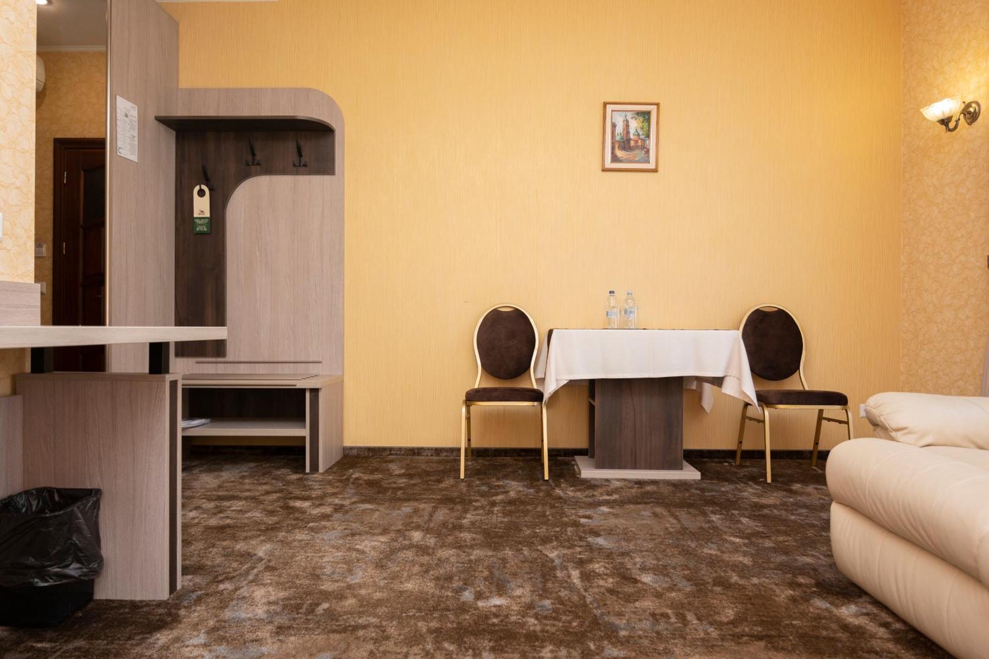 Status Hotel Malekhuv Esterno foto
