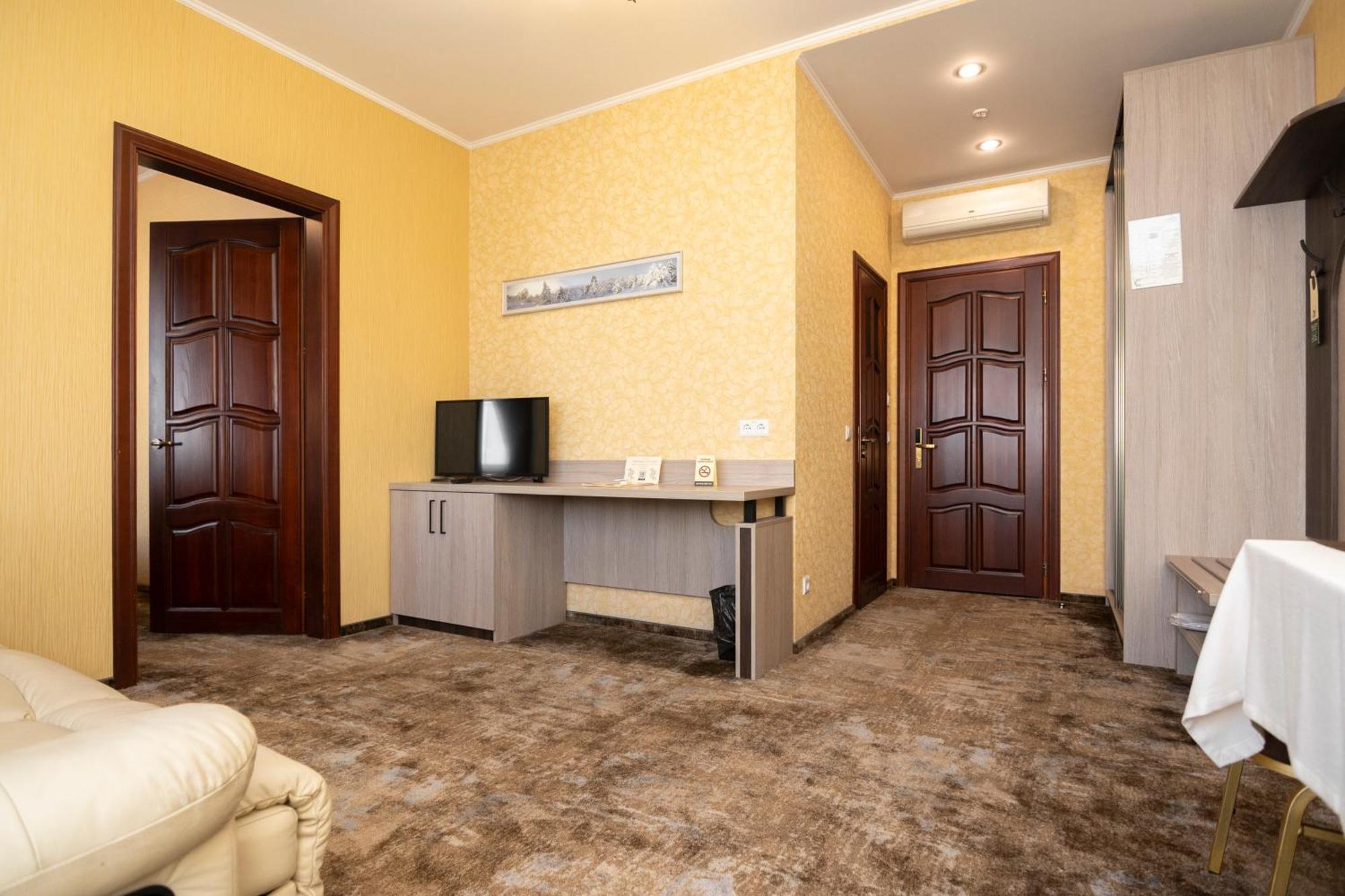 Status Hotel Malekhuv Esterno foto