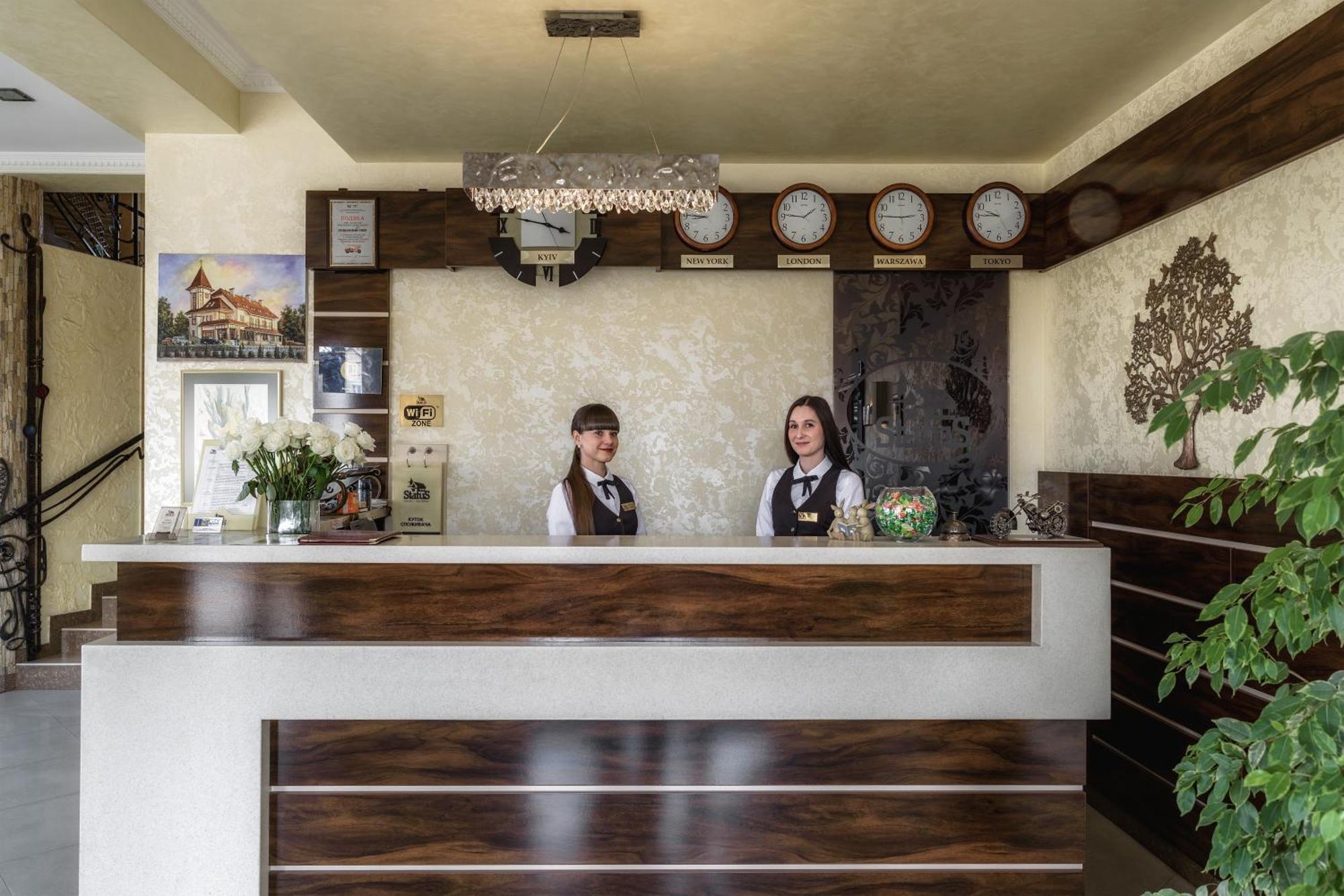 Status Hotel Malekhuv Esterno foto