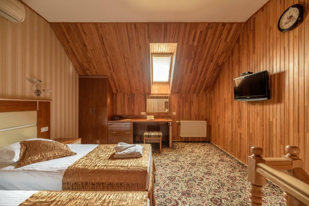 Status Hotel Malekhuv Esterno foto